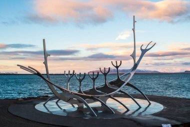 Günbatımında Güneş Voyager Heykeli ve Arkaplanda Dağlar