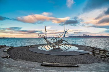 Günbatımında Güneş Voyager Heykeli ve Arkaplanda Dağlar