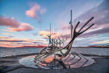 Güneş Voyager 'da gün batımı Yumuşak Su ve Dağ Manzaralı