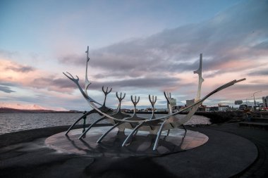 Güneş Voyager 'ın ve Alacakaranlık' taki Uzak Dağların Uzun Maruziyetleri