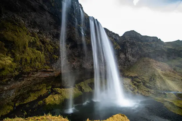 İzlanda 'daki Seljalandsfoss Şelalesinin Uzun Pozlama Görünümü