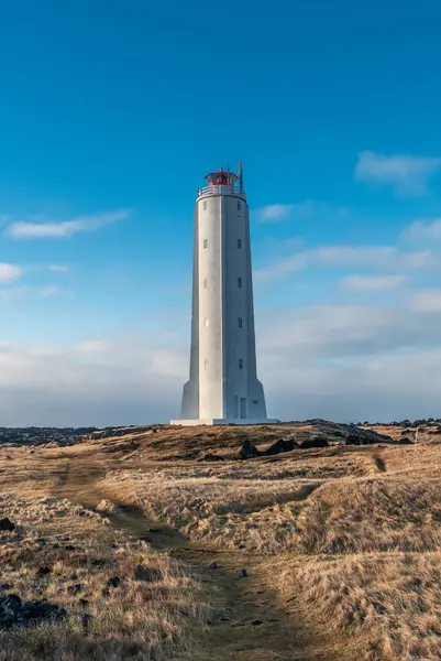 Malarrifsviti deniz feneri İzlanda 'daki Snfellsnes Yarımadası' nın kıyısında dimdik ayakta duruyor. Beyaz kule, dramatik bir gökyüzünün altındaki engebeli kıyı manzarasıyla çelişiyor..