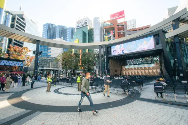 Ikebukuro, Tokyo 'daki merkez meydanın manzarası. Modern binalarla çevrili ve insanlarla dolup taşan plaza, bu ünlü Japon bölgesinin canlı şehir yaşamını ve atmosferini yakalıyor..