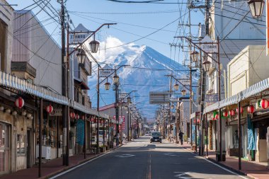 Fujiyoshida 'da Fuji Dağı manzaralı günlük yaşam