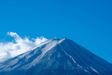Fuji Dağı Japonya 'nın Fujiyoshida caddelerinde yükseliyor.
