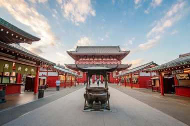 Gün doğumunda Sens-ji 'nin geniş açılı görüntüsü