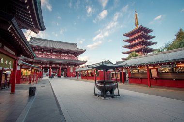 Tokyos Sens-ji Tapınağı şafakta geniş bir açıyla ele geçirildi.