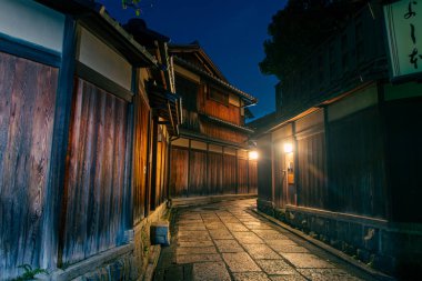 Kyotos Gion bölgesindeki tarihi caddenin gece manzarası