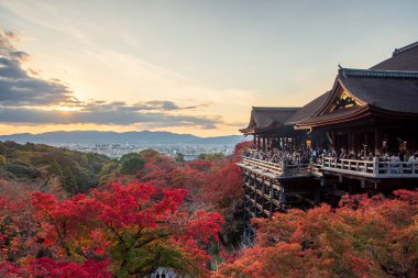 Kyoto 'daki Kiyomizu-dera Tapınağı' nın gün batımı manzarası