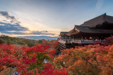 Tarihi Kiyomizu-dera Tapınağı 'nda Kyoto' nun günbatımı