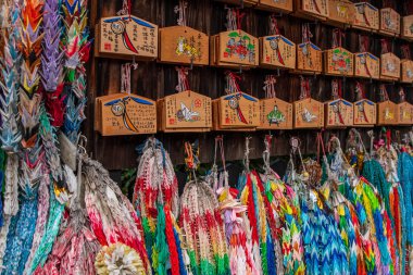 Budist tapınak salonunda büyük fenerler asılı.