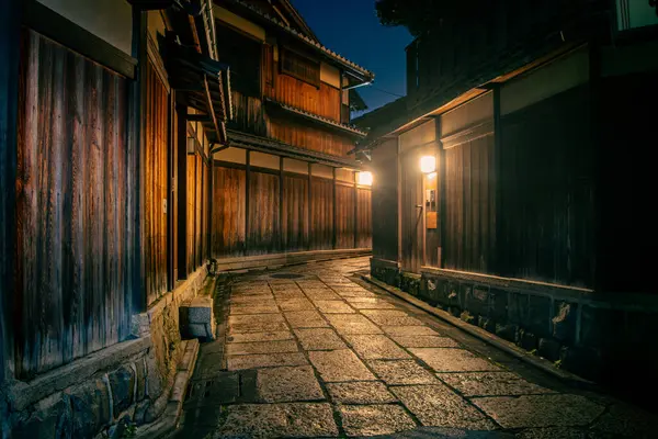 Geceleri Gion 'da fener ışığında geleneksel şerit.
