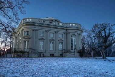 Braunschweig, Almanya 'da soğuk zemin ve çıplak ağaçlarla aydınlatılmış zarif barok sarayı. Akşamları romantik bir mimari sahne..