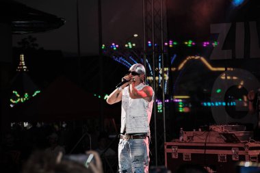 Ghimbav, Romanya - 5 Temmuz 2024: Rumen rapçi Killa Foniç yerel bir yaz festivalinde verdiği gece konserinde canlı performans sergiledi.