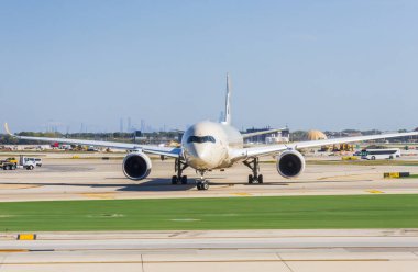 Chicago havaalanındaki Airbus ön görüntüsü. Etihad Airways Airbus 'un Chicago OHare Uluslararası Havalimanı' nda taksicilik yaparken çekilmiş fotoğrafı. Chicago 30.09.25