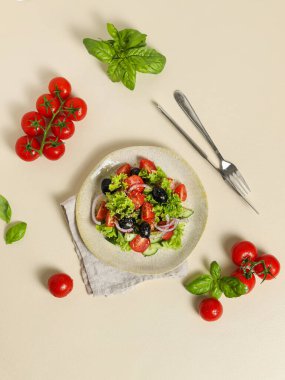 Domates ve fesleğen, taze sebzeli organik Yunan salatası.