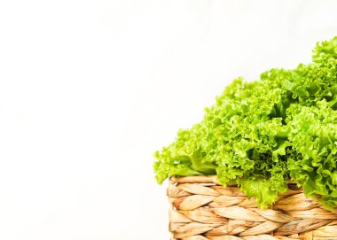 Sepette taze otlar, Wicker Sepetinde taze marul, Beyaz Minimum Arkaplan