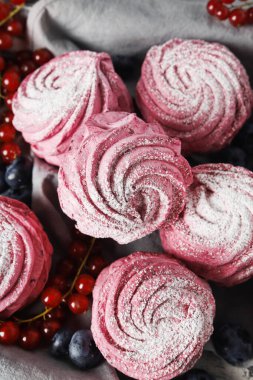 Frenk üzümü ve yabanmersinli Pembe Doğal Marshmallow.