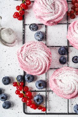 Böğürtlenli Pembe Zephyr ve Siyah Tabak Beyaz Arkaplanda Pudra Şekeri