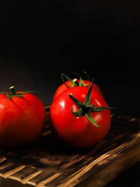 Koyu Arkaplanda Su Damlacıkları Olan Taze Kırmızı Domateslerin Yakın Çekimi