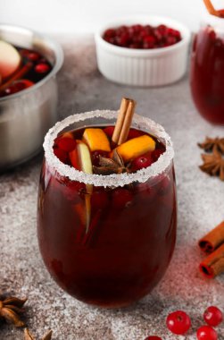 Tarçın ve Citrus Tatil İçeceğiyle Meyve Punch 'ı Şeker Halkası Bardağında