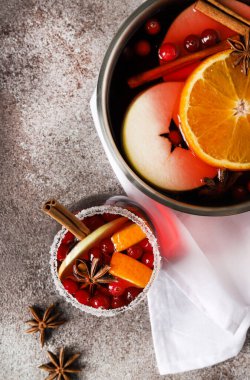 Baharatlı şarap, sıcak şarap ya da Citrus ve Baharatlarla Neşeli Punch