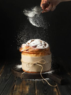 Paskalya pastasında toz şeker tozu.