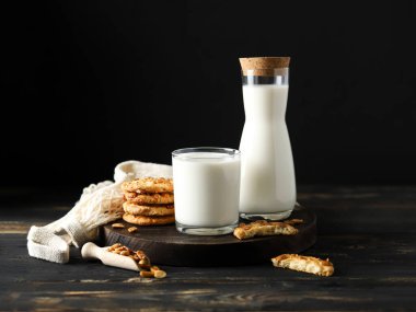 Şişeden kadehe Koyu Kırsal Arka plan Üzerine Taze Süt Dökülüyor