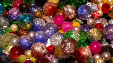 Dekorasyon olarak kullanılan küçük renkli cam topların fotoğrafı..