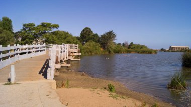 Bir park köprüsünün fotoğrafı..