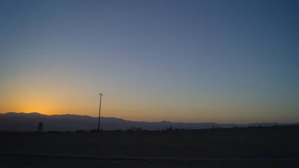 Nipton, CA, USA 'nın bir fotoğrafı - Mojave Fwy / Barstow Fwy şafak vakti. 