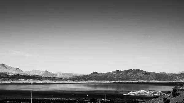 Lakeshore Bulvarı, Nevada, ABD 'deki Mead Gölü' nün siyah beyaz fotoğrafı..
