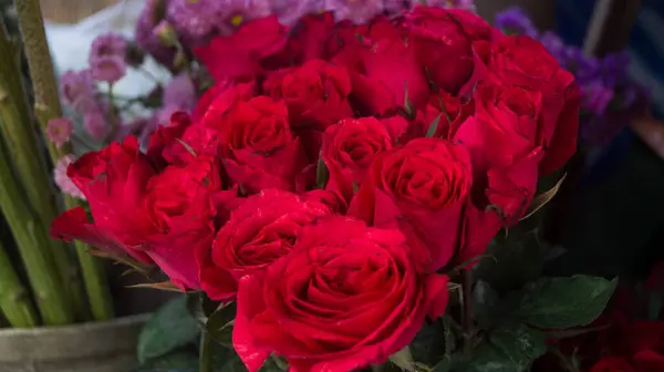 Markette satılan bir demet kırmızı gülün fotoğrafı. Las Pinas, NCR, Filipinler 'den alındı..