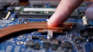 Laptop tamiri. Yakın plan. Soğutma sisteminin kurulumu. Yüksek kaliteli FullHD görüntüler