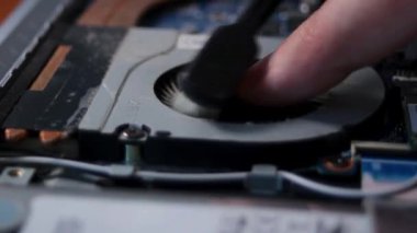 Laptop soğutucusunu fırçayla temizliyorum. Elektronik aletlere yakın çekim. Yüksek kaliteli FullHD görüntüler