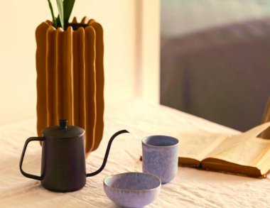 kahve fincanı ve kitaplar masanın üstünde.