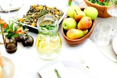 Yazın ahşap masada meyve ve baharatlı taze meyve suyu.