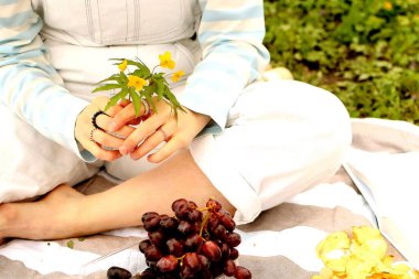 Beyaz bir gül tutan bir kadının eline yakın dur.