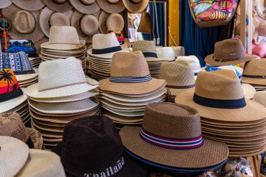 Şapkalar Phuket Old Town, Tayland 'da bir yol kenarı dükkanında düzgünce sergileniyor..