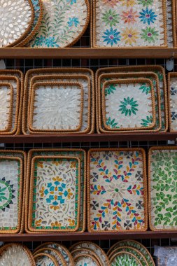 Phuket Old Town Tayland 'daki bir dükkanda sergilenen zarif dekoratif tepsi karmaşık tasarım işçiliğini ve yerel sanat kültürünü ön plana çıkarıyor.