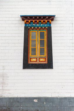 Güzel dekore edilmiş ve renkli bir manastır vitrininde geleneksel Budist sanatı ve karmaşık işçiliği sergileniyor. Bu canlı mimari detay Himalaya kültürünü, ruhaniliğini ve Hindistan manastırlarında bulunan mirası yansıtır..