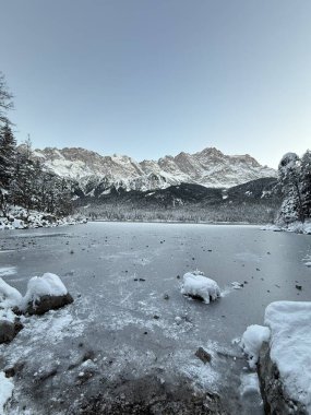Dağlarda gölü olan güzel bir manzara.