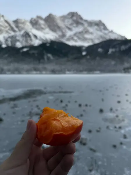 Dağların arkasında taze kırmızı biber
