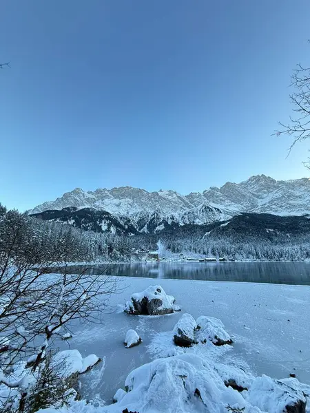 Karlı ve dağlı güzel bir manzara.