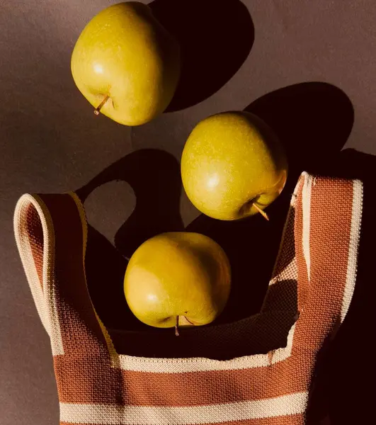 Bir çuval taze armutun üst görüntüsü.