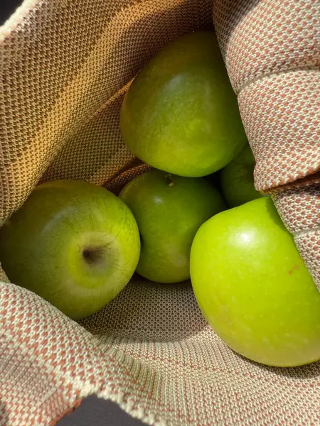 bir çanta içinde elmalar