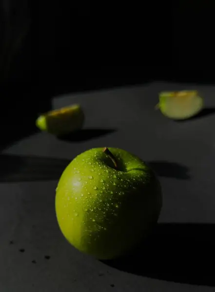 siyah arka plan üzerine taze elma