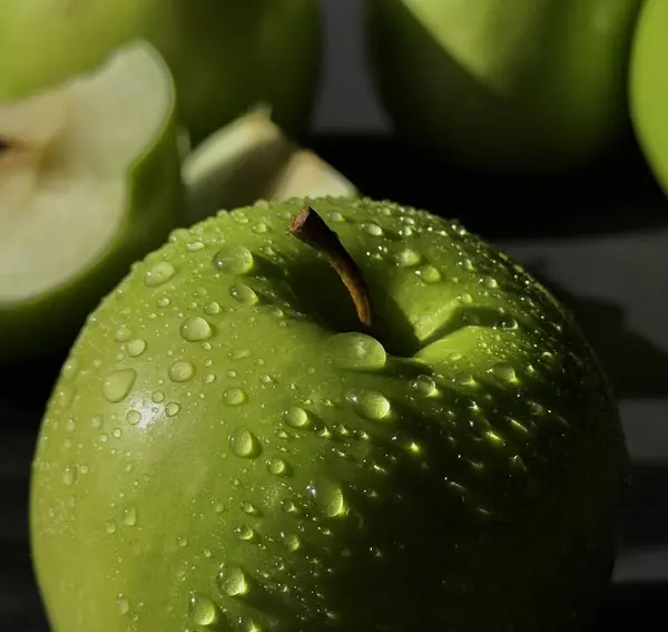 Su damlalarındaki elmalar