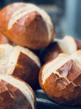 Taze pişmiş kraker, çıtır çıtır, altın hamurlu ve içi yumuşak, çiğnenebilir, yemek severler ve fırın meraklıları için mükemmel. Ekmek dokusunu ve ayrıntıları gösteren yakın çekim çekimi.