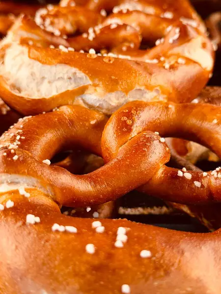 Yakın plan taze pişmiş kraker ruloları altın gibi çıtır çıtır bir kabukla sığ bir tarla derinliğinde yakalanır..